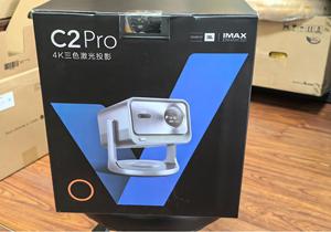 Proyector Láser Portátil <span class=keywords><strong>Hisense</strong></span> Vidda C2 Pro, Zoom Óptico de 0.9-1.5:1, Enfoque Automático con Giro de 360°, 2600 Lúmenes, 4K Integrado - Product Image 3