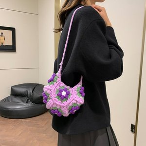 Borsa a Tracolla Artigianale in Cotone Lavorata all'Uncinetto con Design Floreale, Stile Fresco e Dolce per Donne - Product Image 3