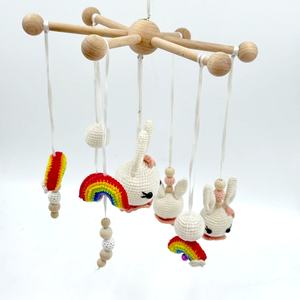 Jouets en peluche doux tricotés non tissés pour nouveau-nés, mobile de lit bébé avec motif abeille et design personnalisé, vente en gros - Product Image 5