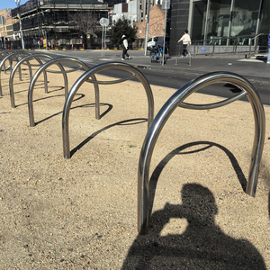 Support de vélo circulaire en acier inoxydable brillant à fixation au sol pour <span class=keywords><strong>stationnement</strong></span> commercial en bord de route - Product Image 4