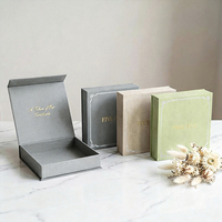 Boîtes rigides de luxe vertes et roses en carton avec fermeture magnétique pour foulards en soie, châles et hijabs, avec gaufrage – Boîte cadeau personnalisable