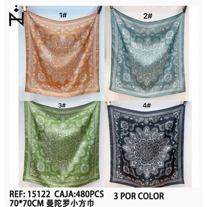 Foulard Quadrato Piccolo Mandala 70x70cm in Seta Stampata, Accessorio Moda per Donne - Product Image 3