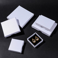 Boîtes cadeaux modernes en papier kraft blanc carrées et petites avec couvercles pour le rangement de colliers, bracelets et boucles d'oreilles
