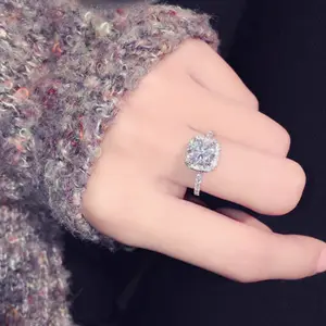 超级闪亮的大钻石订婚戒指水晶永恒戒指为情人