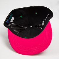 Gorra de béisbol OEM de dos tonos elástica con visera plana, parte frontal rígida de buckram, ventilación lateral con orificios cortados a láser y múltiples logotipos, estilo streetwear.