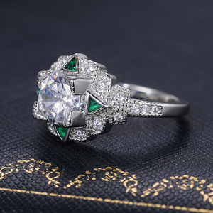 Anello Vintage con Zircone Smeraldo per Anniversario, Gioiello Elegante da Dito per Donne - Product Image 3