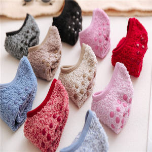 Chaussettes de sol antidérapantes en silicone taille unique automne/hiver avec motif brodé, chaussettes bateau en polaire corail clair pour le yoga - Product Image 4