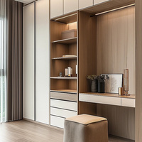 Meubles de luxe sur mesure pour dressing moderne avec aménagement de rangement personnalisé pour les intérieurs de suites d'hôtel