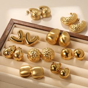 ต่างหูรูปหัวใจกันน้ำ ดีไซน์ทันสมัย สแตนเลสสตีล ชุบทอง 18K สำหรับผู้หญิง - Product Image 1