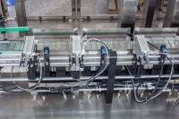 Machine de remplissage automatique de liquides de grande capacité et haute précision pour fûts de grande taille