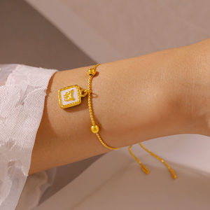 Bracelet romantique français élégant avec éléments géométriques plaqués or 18 carats en agate perlée, bracelet en acier inoxydable - Product Image 2
