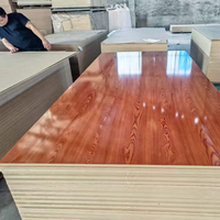 Panneau MDF mélaminé à surface brillante avec grain de bois, design moderne, écologique, panneau MDF mélaminé de qualité E1 pour armoire