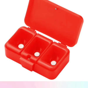 Caja de Pesca Portátil de Plástico Rojo, Diseño de Tres Compartimentos, para Almacenamiento de Señuelos y Cebo - Product Image 1