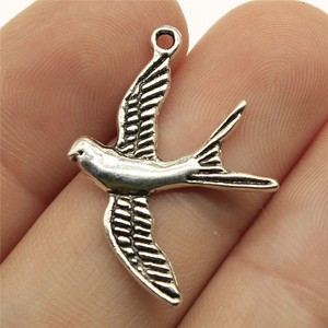 Colgante de golondrina en vuelo de 29x21mm, de aleación de zinc con acabado en plata envejecida, <span class=keywords><strong>para</strong></span> tobillera estilo tatuaje náutico - Product Image 1