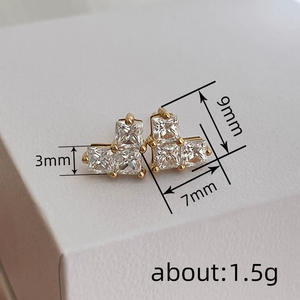 Orecchini a lobo di lusso placcati oro con diamanti taglio Princess, design geometrico per donna, gioielli da sposa, finitura 18K con montatura a griffe - Product Image 6