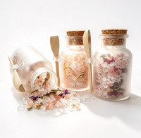 Sel de Bain Énergisant Brineblum, Sel d'Epsom Naturel Mélangé à des Fleurs Séchées dans un Pot en Verre Dépoli avec Cuillère en Bois pour Spa à Domicile