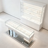 Kiosque de présentation de bijoux et de parfums avec éclairage LED, armoire CNC pour l'affichage en magasin, design élégant de devanture de magasin avec armoire à parfums