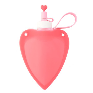 Botella de agua plegable de silicona con forma de corazón, portátil para niños, color verde - Product Image 2