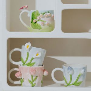 Tasse en céramique 3D peinte à la main avec des lys de la vallée et des tulipes, fleurs créatives en relief irrégulières façonnées à la main - Product Image 2