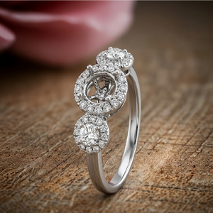Anillo de compromiso de oro blanco de 18 quilates de primera calidad con triple halo y tres piedras, engaste central redondo, para novias, venta al por mayor OEM - Product Image 1