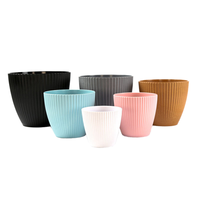 Pot de fleurs rond en plastique PP blanc durable avec trous de drainage, design moderne léger pour une utilisation en intérieur/extérieur dans le jardin