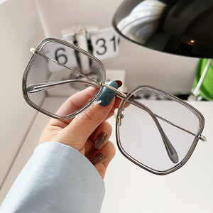 Gafas de Sol K5 7513 para Mujer, Montura Grande, UV400, Diseño Irregular, Transparentes con Lente Gris, Montura Negra, Tipo AC, Protección Solar 3 - Product Image 3