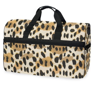 Sac de voyage et de sport pour femme, grand format, imprimé animal léopard, personnalisable, durable, idéal pour le week-end et la gym - Product Image 2