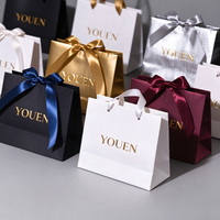 Sac shopping en papier mat haut de gamme avec poignée en ruban de soie, logo personnalisé estampé à chaud, sac fourre-tout de luxe pour emballage cosmétique