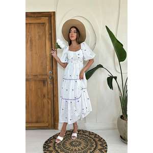 Vestido de noche hecho a mano de organza lila bordada con cuello cruzado, corte imperio y espalda descubierta. - Product Image 4