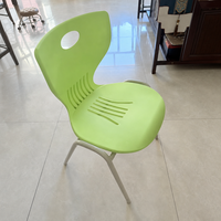 Chaise en plastique moderne pour école, bureau, formation, siège coloré en PP, chaise de salle de classe pour étudiants, chaise de réunion en acier épaissi