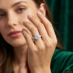 Bague de fiançailles en diamant rond brillant cultivé en laboratoire, sertissage halo vintage avec bande pavée à double rangée et détails milgrain - Product Image 1