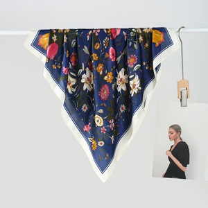 Individuell digital bedruckter schwarz-weißer abstrakter Seidenschal mit Blumenmuster für Damen, 70 cm quadratischer Schal. - Product Image 5