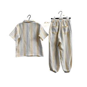 Set Trendy Personalizzato per Bambini con Camicia e Pantaloni in Morbido Crepe Stampato, Scollo a V con Tasche, in Cotone Traspirante per Uso Quotidiano Casual - Product Image 3
