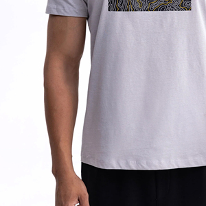 เสื้อยืดคอกลมแขนสั้นผ้าฝ้ายลำลองพิมพ์ลายตัวอักษรสำหรับผู้ชาย - Product Image 2