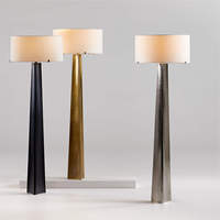 Lampadaire en laiton moderne de luxe pour hôtel, sculptural, en laiton massif, avec abat-jour en coton, LED E26, vente en gros transfrontalière, Lampadaire en laiton Morgins