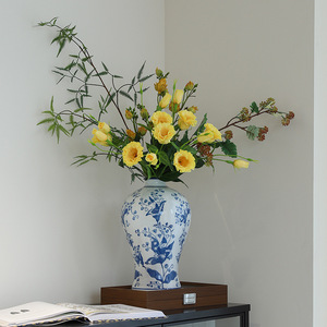 2024 nuovo vaso blu e bianco porcellana di alta qualità giglio della valle prugna vaso soggiorno ceramica vaso di fiori ornamenti - Product Image 3