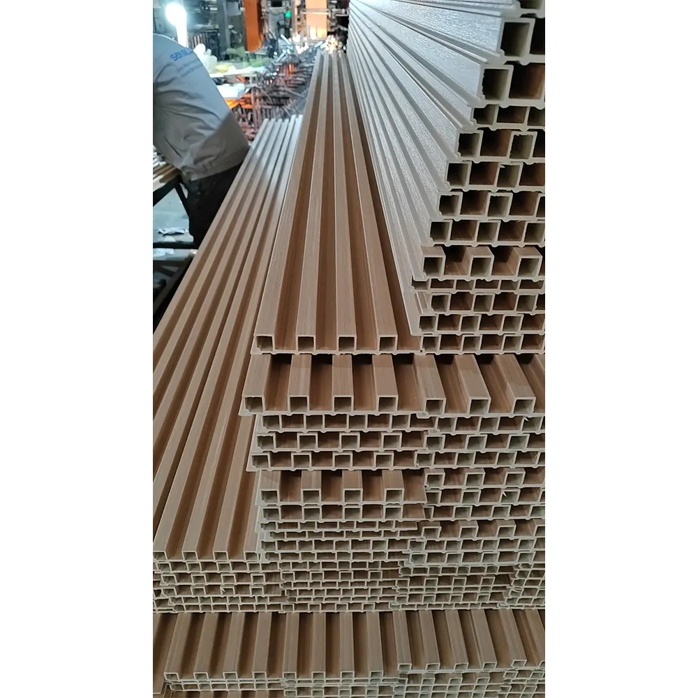 Fabricante plástico compuesto 3D interior WPC revestimiento estriado panel de pared WPC tablero de revestimiento de pared impermeable decorativo