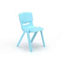 Chaises en plastique moulées d'une seule pièce ; Chaises empilables pour les élèves des écoles primaires et secondaires ; Chaises gain de place