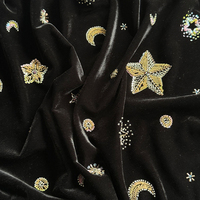 Tissu en velours brodé étoiles et lunes avec décorations de paillettes et perles pour robes de luxe et matériel de couture de vêtements