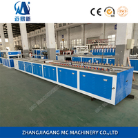 Ligne de production d'extrusion de panneaux profilés en mousse de PVC avec moteur et boîte de vitesses à double vis et contrôle PLC