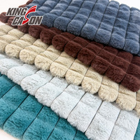 Tissu en fausse fourrure de lapin Kingcason 100% polyester, couleur Pantone personnalisée, à rayures, pour vêtements, couvertures, décoration de canapé et de la maison