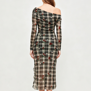 Robe de soirée midi moulante personnalisée pour femme, à épaules dénudées, manches longues, en maille, imprimé à carreaux roses, avec volants et fente - Product Image 3
