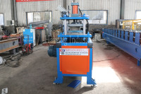 Machine de formage de rouleaux de clôture en fer