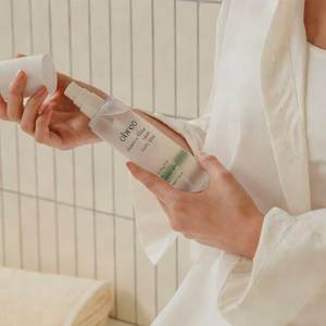 Brume corporelle multi-usages apaisante et calmante Obreo Moisture Glow à l'eau de feuilles de Centella Asiatica pour peaux sensibles et irritées - Product Image 1
