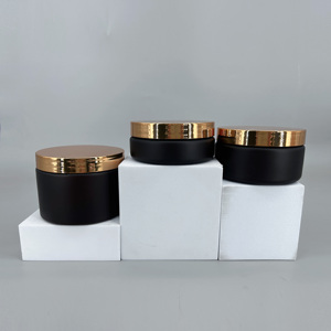 Haute qualité 150ml 200ml 250ml 300ml 360ml 480ml pots de crème en plastique PET givré ambre avec couvercle en métal doré pour emballage cosmétique - Product Image 1