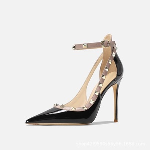 Sandales d'été élégantes pour femme, grande taille, à talons aiguilles, bout pointu, en cuir verni, avec rivets, bride cheville et décolleté en V, nouveau style 2026 - Product Image 5