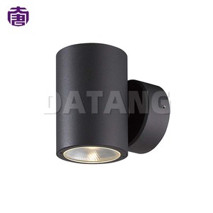 Applique murale LED extérieure étanche à longue durée de vie avec indice de protection IP65 pour l'extérieur des bâtiments, les jardins et l'usage résidentiel - Product Image 3
