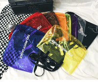 Sac à main de luxe personnalisé avec logo, grand format, en PVC néon, étanche, transparent, style gelée, pour le shopping ou la plage, avec fermeture ouverte et motif lettre
