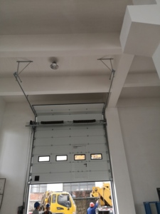 <span class=keywords><strong>Porte</strong></span> de garage <span class=keywords><strong>sectionnelle</strong></span> isolée SEPPES <span class=keywords><strong>avec</strong></span> <span class=keywords><strong>porte</strong></span> à battant intégrée et fenêtres pour bâtiments commerciaux - Product Image 2