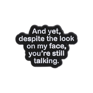 Eppure, nonostante lo sguardo sul mio viso, <span class=keywords><strong>stai</strong></span> ancora parlando di testo breve frase spilla smaltata con descrizione dell'umore distintivo dello zaino - Product Image 2